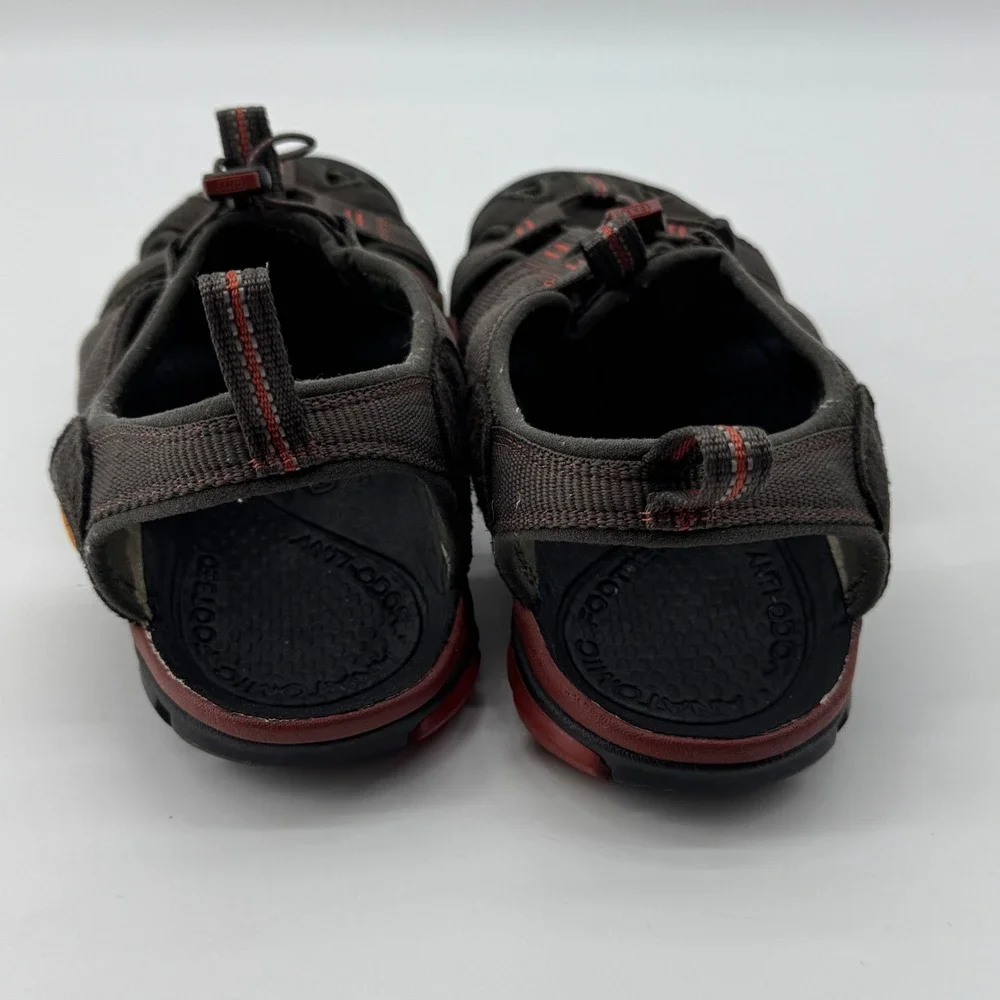 KEEN Clearwater CNX Sandals Mens 9 Hiking Water Shoes Gorpcore Outdoor Granola